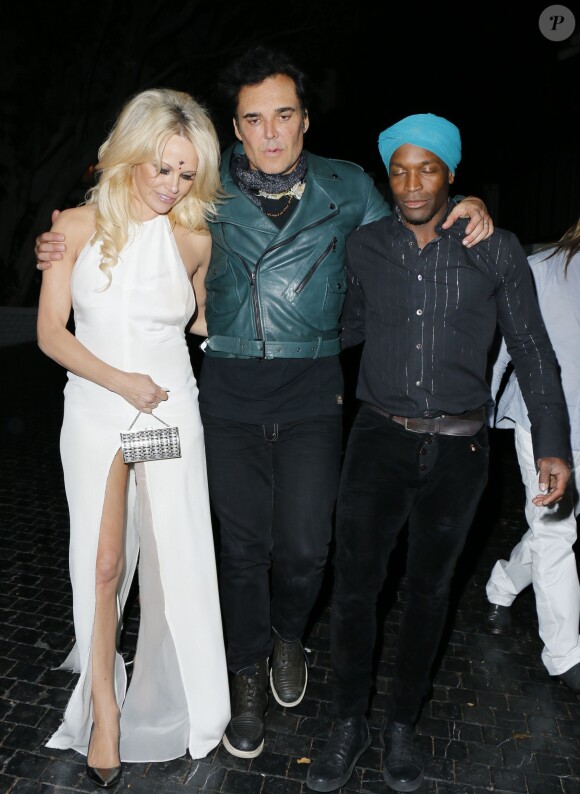 Pamela Anderson et David LaChapelle arrivent avec un ami à la soirée «Flaunt Magazine and Luisaviaroma» à Hollywood, le 25 octobre 2015