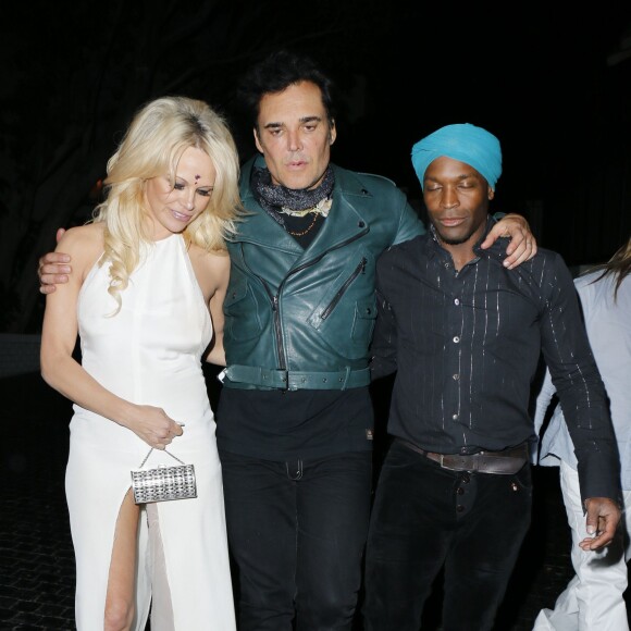 Pamela Anderson et David LaChapelle arrivent avec un ami à la soirée «Flaunt Magazine and Luisaviaroma» à Hollywood, le 25 octobre 2015