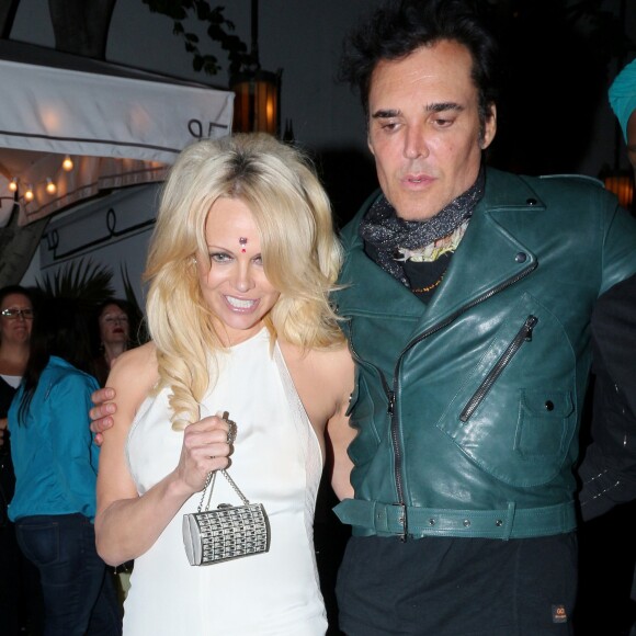 Pamela Anderson et David LaChapelle arrivent avec un ami à la soirée «Flaunt Magazine and Luisaviaroma» à Hollywood, le 25 octobre 2015