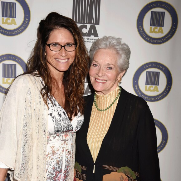 Lee Meriwether et Lesley Aletter à la soirée «Last Chance for Animals Benefit» à l'hôtel Beverly Hilton à Beverly Hills, le 25 octobre 2015