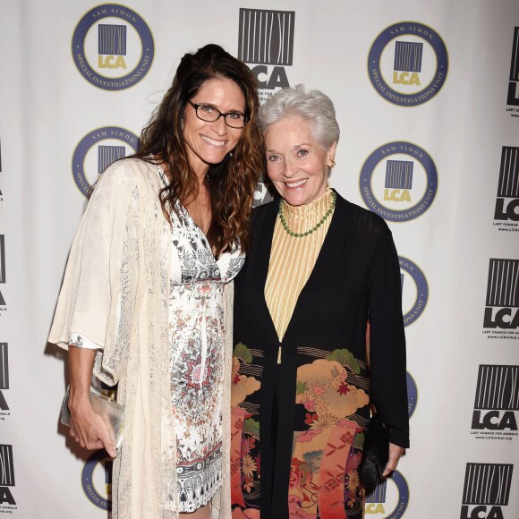 Lee Meriwether et Lesley Aletter à la soirée «Last Chance for Animals Benefit» à l'hôtel Beverly Hilton à Beverly Hills, le 25 octobre 2015