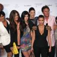 Rob Kardashian, Lamar Odom, Kris Jenner, Khloé Kardashian, Kendall Jenner, Kylie Jenner, Kim Kardashian, Bruce Jenner et Kourtney Kardashian lors du lancement du parfum 'Unbreakable by Khloé and Lamar' au Redbury Hotel de Hollywood, le 4 avril 2011