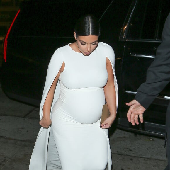 Kim Kardashian, enceinte et angélique en blanc, est allée dîner au Madeo avec sa grande soeur Kourtney. West Hollywood, Los Angeles, le 26 octobre 2015.