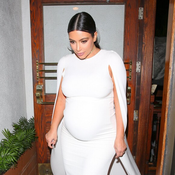 Kim Kardashian, enceinte et angélique en blanc, est allée dîner au Madeo avec sa grande soeur Kourtney. West Hollywood, Los Angeles, le 26 octobre 2015.