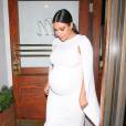 Kim Kardashian, enceinte et angélique en blanc, est allée dîner au Madeo avec sa grande soeur Kourtney. West Hollywood, Los Angeles, le 26 octobre 2015.
