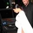 Kim Kardashian, enceinte et angélique en blanc, est allée dîner au Madeo avec sa grande soeur Kourtney. West Hollywood, Los Angeles, le 26 octobre 2015.