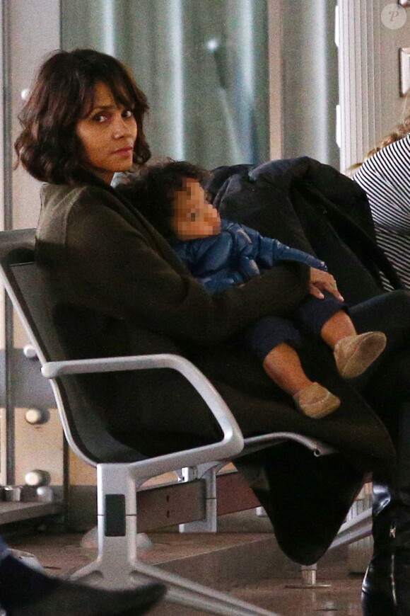 Halle Berry et son fils Maceo arrivent à l'aéroport Charles de Gaulle à Paris le 19 décembre 2014