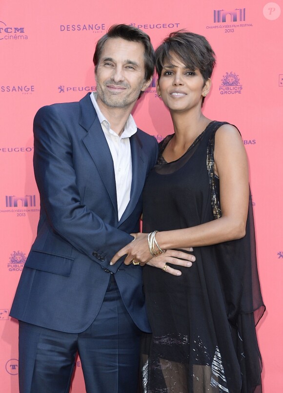 Olivier Martinez et Halle Berry enceinte lors du Champs-Elysées Film Festival 2013 à Paris le 13 juin 2013.