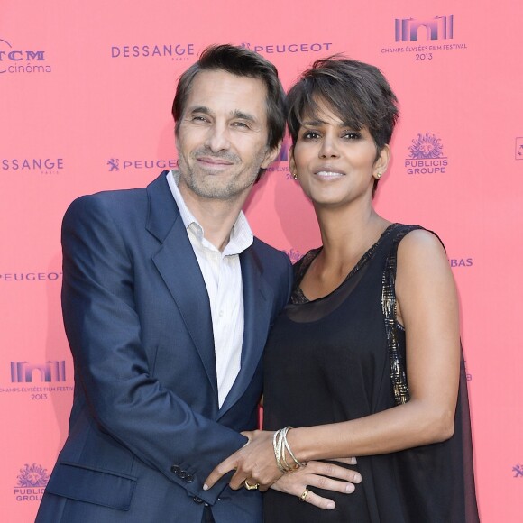 Olivier Martinez et Halle Berry enceinte lors du Champs-Elysées Film Festival 2013 à Paris le 13 juin 2013.