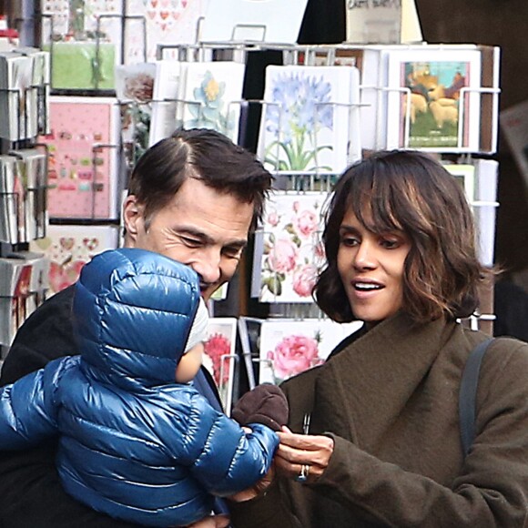 Olivier Martinez, sa femme Halle Berry et leur fils Maceo se promènent à Paris, le 20 décembre 2014.