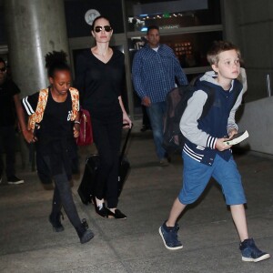 Angelina Jolie et ses enfants Shiloh, Pax, Maddox, et Zahara arrivent à l'aéroport de Los Angeles, le 27 octobre 2015.