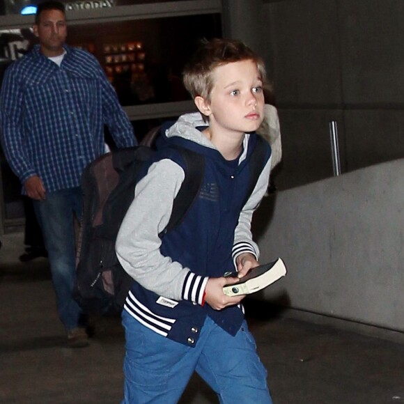 Shiloh, coupe garçonne - Angelina Jolie et ses enfants Shiloh, Pax, Maddox, et Zahara arrivent à l'aéroport de Los Angeles, le 27 octobre 2015.