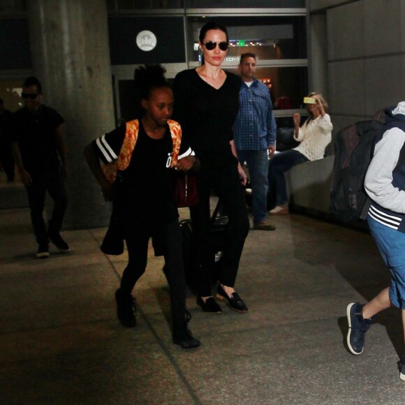 Angelina Jolie et ses enfants Shiloh, Pax, Maddox, et Zahara arrivent à l'aéroport de Los Angeles, le 27 octobre 2015.