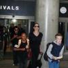 Angelina Jolie et ses enfants Shiloh, Pax, Maddox, et Zahara arrivent à l'aéroport de Los Angeles, le 27 octobre 2015.