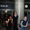 Angelina Jolie et ses enfants Shiloh, Pax, Maddox, et Zahara arrivent à l'aéroport de Los Angeles, le 27 octobre 2015.