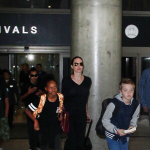 Angelina Jolie et ses enfants Shiloh, Pax, Maddox, et Zahara arrivent à l'aéroport de Los Angeles, le 27 octobre 2015.