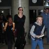 Shiloh et Zahara mène la tribu - Angelina Jolie et ses enfants Shiloh, Pax, Maddox, et Zahara arrivent à l'aéroport de Los Angeles, le 27 octobre 2015.