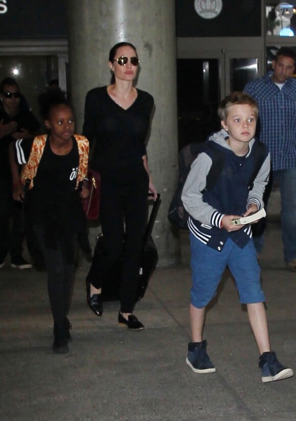 Shiloh et Zahara mène la tribu - Angelina Jolie et ses enfants Shiloh, Pax, Maddox, et Zahara arrivent à l'aéroport de Los Angeles, le 27 octobre 2015.