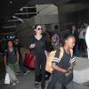 Zahara au premier plan devant sa mère - Angelina Jolie et ses enfants Shiloh, Pax, Maddox, et Zahara arrivent à l'aéroport de Los Angeles, le 27 octobre 2015.
