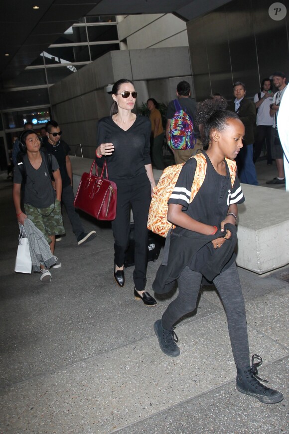 Zahara au premier plan devant sa mère - Angelina Jolie et ses enfants Shiloh, Pax, Maddox, et Zahara arrivent à l'aéroport de Los Angeles, le 27 octobre 2015.