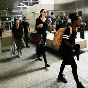 Angelina Jolie et ses enfants Shiloh, Pax, Maddox, et Zahara arrivent à l'aéroport de Los Angeles, le 27 octobre 2015.