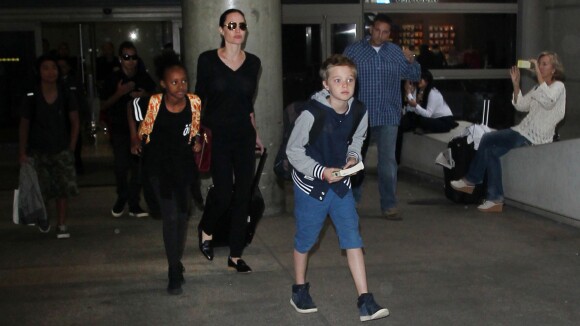 Angelina Jolie arrive à Los Angeles avec 4 de ses 6 enfants, le 27 octobre 2015.