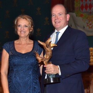 Le prince Albert II de Monaco recevait le 6 novembre 2015 le Blue Legacy Award des mains de Debbie Kinder au Musée océanographique de Monaco dans le cadre du Blue Ocean Film Festival 2015 © Bruno Bebert / Bestimage