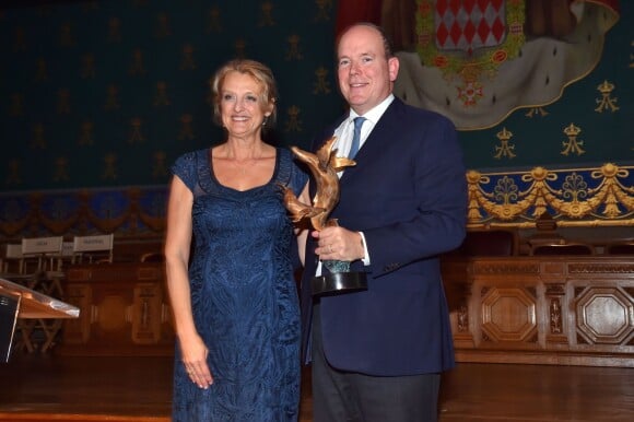 Le prince Albert II de Monaco recevait le 6 novembre 2015 le Blue Legacy Award des mains de Debbie Kinder au Musée océanographique de Monaco dans le cadre du Blue Ocean Film Festival 2015 © Bruno Bebert / Bestimage