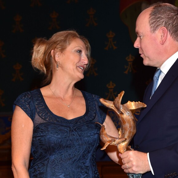 Le prince Albert II de Monaco recevait le 6 novembre 2015 le Blue Legacy Award des mains de Debbie Kinder au Musée océanographique de Monaco dans le cadre du Blue Ocean Film Festival 2015 © Bruno Bebert / Bestimage