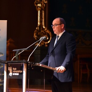 Le prince Albert II de Monaco recevait le 6 novembre 2015 le Blue Legacy Award des mains de Debbie Kinder au Musée océanographique de Monaco dans le cadre du Blue Ocean Film Festival 2015 © Bruno Bebert / Bestimage
