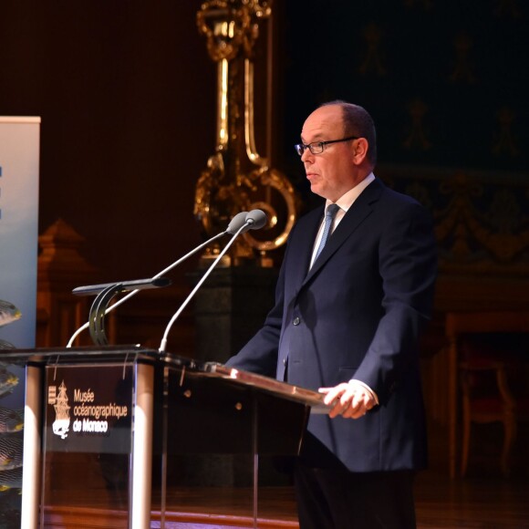 Le prince Albert II de Monaco recevait le 6 novembre 2015 le Blue Legacy Award des mains de Debbie Kinder au Musée océanographique de Monaco dans le cadre du Blue Ocean Film Festival 2015 © Bruno Bebert / Bestimage