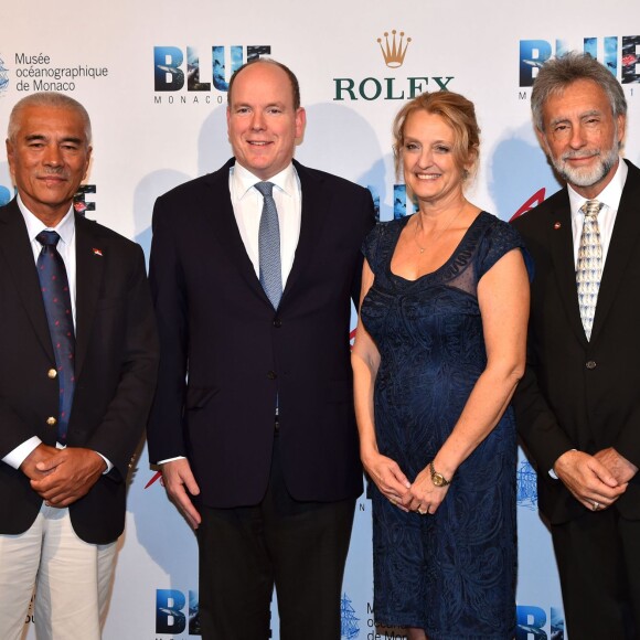 Anote Tong, le président de la République de Kiribati, le prince Albert II de Monaco, et Debbie et Charles Kinder à la cérémonie de remise du Blue Legacy Award au prince Albert II de Monaco dans le cadre du Blue Ocean Film Festival 2015, le 6 novembre 2015 au Musée Océanographique de Monaco. ©Bruno Bebert / BestImage