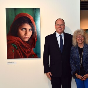 Le prince Albert II de Monaco visitait le 6 novembre 2015 l'exposition photographique de Steve McCurry "Regards" dans la salle d'exposition du Quai Antoine 1er à Monaco © Bruno Bebert / Bestimage