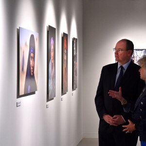 Le prince Albert II de Monaco visitait le 6 novembre 2015 l'exposition photographique de Steve McCurry "Regards" dans la salle d'exposition du Quai Antoine 1er à Monaco © Bruno Bebert / Bestimage