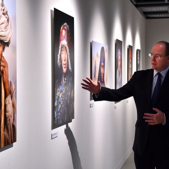 Le prince Albert II de Monaco visitait le 6 novembre 2015 l'exposition photographique de Steve McCurry "Regards" dans la salle d'exposition du Quai Antoine 1er à Monaco © Bruno Bebert / Bestimage