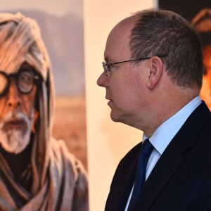 Le prince Albert II de Monaco visitait le 6 novembre 2015 l'exposition photographique de Steve McCurry "Regards" dans la salle d'exposition du Quai Antoine 1er à Monaco © Bruno Bebert / Bestimage