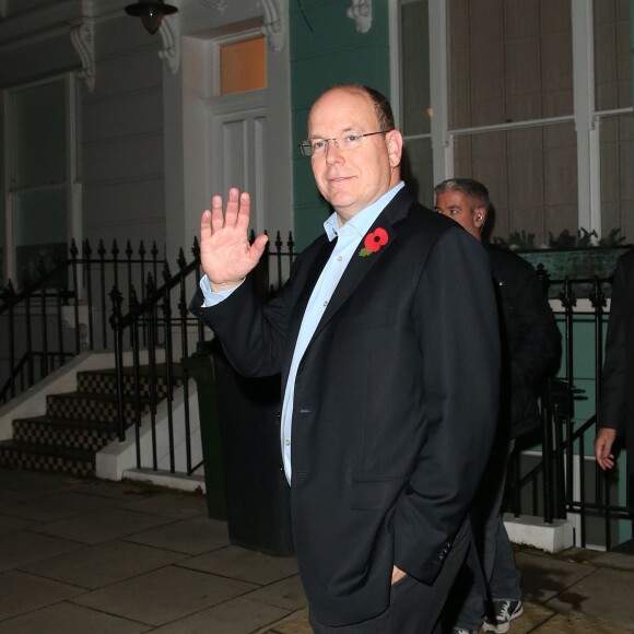 Exclusif - Le prince Albert II de Monaco à la sortie de l'after party de U2 à Londres, le 30 novembre 2015