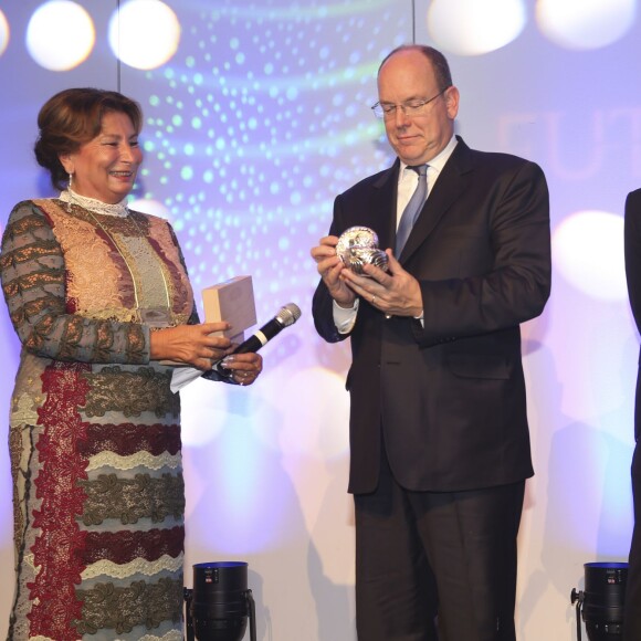 Exclusif - Le prince Albert II de Monaco remettait le 27 octobre 2015, avec Kawther Al Abood, le prix "Futurum Award" à l'artiste Neil Harbisson pour son implication dans l'utilisation des nouvelles technologies au service de l'Art et de la Science, au Fairmont Hotel © Claudia Albuquerque / Bestimage