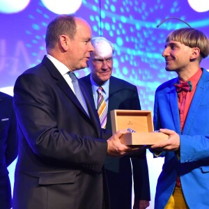 Le prince Albert II de Monaco remettait le 27 octobre 2015 le prix "Futurum Award" à l'artiste Neil Harbisson pour son implication dans l'utilisation des nouvelles technologies au service de l'Art et de la Science, au Fairmont Hotel © Bruno Bebert / Bestimage