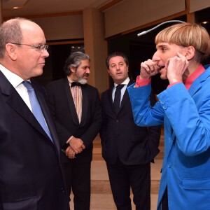 Le prince Albert II de Monaco remettait le 27 octobre 2015 le prix "Futurum Award" à l'artiste Neil Harbisson pour son implication dans l'utilisation des nouvelles technologies au service de l'Art et de la Science, au Fairmont Hotel © Bruno Bebert / Bestimage