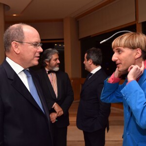 Le prince Albert II de Monaco remettait le 27 octobre 2015 le prix "Futurum Award" à l'artiste Neil Harbisson pour son implication dans l'utilisation des nouvelles technologies au service de l'Art et de la Science, au Fairmont Hotel © Bruno Bebert / Bestimage