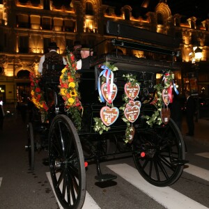 Exclusif - Le prince Albert II de Monaco donnait le 23 octobre 2015 le coup d'envoi de l'"Oktoberfest" sur la place du Casino à Monaco. Arrivé à bord d'une calèche bavaroise, le souverain était l'invité d'honneur du premier dîner organisé sous le chapiteau sur la terrasse du Café de Paris et a participé à la cérémonie officielle de l'O'Zapft avec la mise en perce traditionnelle du premier fût de bière. © Claudia Albuquerque / Bestimage