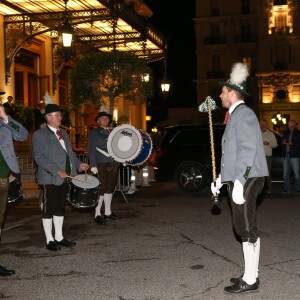 Exclusif - Le prince Albert II de Monaco donnait le 23 octobre 2015 le coup d'envoi de l'"Oktoberfest" sur la place du Casino à Monaco. Arrivé à bord d'une calèche bavaroise, le souverain était l'invité d'honneur du premier dîner organisé sous le chapiteau sur la terrasse du Café de Paris et a participé à la cérémonie officielle de l'O'Zapft avec la mise en perce traditionnelle du premier fût de bière. © Claudia Albuquerque / Bestimage