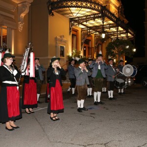 Exclusif - Le prince Albert II de Monaco donnait le 23 octobre 2015 le coup d'envoi de l'"Oktoberfest" sur la place du Casino à Monaco. Arrivé à bord d'une calèche bavaroise, le souverain était l'invité d'honneur du premier dîner organisé sous le chapiteau sur la terrasse du Café de Paris et a participé à la cérémonie officielle de l'O'Zapft avec la mise en perce traditionnelle du premier fût de bière. © Claudia Albuquerque / Bestimage