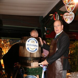 Exclusif - Le prince Albert II de Monaco donnait le 23 octobre 2015 le coup d'envoi de l'"Oktoberfest" sur la place du Casino à Monaco. Arrivé à bord d'une calèche bavaroise, le souverain était l'invité d'honneur du premier dîner organisé sous le chapiteau sur la terrasse du Café de Paris et a participé à la cérémonie officielle de l'O'Zapft avec la mise en perce traditionnelle du premier fût de bière. © Claudia Albuquerque / Bestimage