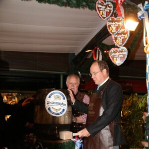 Exclusif - Le prince Albert II de Monaco donnait le 23 octobre 2015 le coup d'envoi de l'"Oktoberfest" sur la place du Casino à Monaco. Arrivé à bord d'une calèche bavaroise, le souverain était l'invité d'honneur du premier dîner organisé sous le chapiteau sur la terrasse du Café de Paris et a participé à la cérémonie officielle de l'O'Zapft avec la mise en perce traditionnelle du premier fût de bière. © Claudia Albuquerque / Bestimage