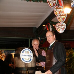 Exclusif - Le prince Albert II de Monaco donnait le 23 octobre 2015 le coup d'envoi de l'"Oktoberfest" sur la place du Casino à Monaco. Arrivé à bord d'une calèche bavaroise, le souverain était l'invité d'honneur du premier dîner organisé sous le chapiteau sur la terrasse du Café de Paris et a participé à la cérémonie officielle de l'O'Zapft avec la mise en perce traditionnelle du premier fût de bière. © Claudia Albuquerque / Bestimage