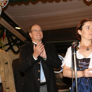 Exclusif - Le prince Albert II de Monaco donnait le 23 octobre 2015 le coup d'envoi de l'"Oktoberfest" sur la place du Casino à Monaco. Arrivé à bord d'une calèche bavaroise, le souverain était l'invité d'honneur du premier dîner organisé sous le chapiteau sur la terrasse du Café de Paris et a participé à la cérémonie officielle de l'O'Zapft avec la mise en perce traditionnelle du premier fût de bière. © Claudia Albuquerque / Bestimage