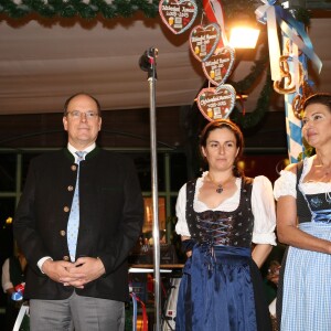 Exclusif - Le prince Albert II de Monaco donnait le 23 octobre 2015 le coup d'envoi de l'"Oktoberfest" sur la place du Casino à Monaco. Arrivé à bord d'une calèche bavaroise, le souverain était l'invité d'honneur du premier dîner organisé sous le chapiteau sur la terrasse du Café de Paris et a participé à la cérémonie officielle de l'O'Zapft avec la mise en perce traditionnelle du premier fût de bière. © Claudia Albuquerque / Bestimage