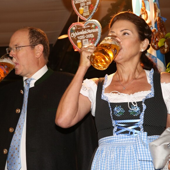 Exclusif - Le prince Albert II de Monaco donnait le 23 octobre 2015 le coup d'envoi de l'"Oktoberfest" sur la place du Casino à Monaco. Arrivé à bord d'une calèche bavaroise, le souverain était l'invité d'honneur du premier dîner organisé sous le chapiteau sur la terrasse du Café de Paris et a participé à la cérémonie officielle de l'O'Zapft avec la mise en perce traditionnelle du premier fût de bière. © Claudia Albuquerque / Bestimage